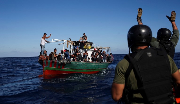 U moru kod Tunisa se utopilo 12 migranata, 10 ih nestalo