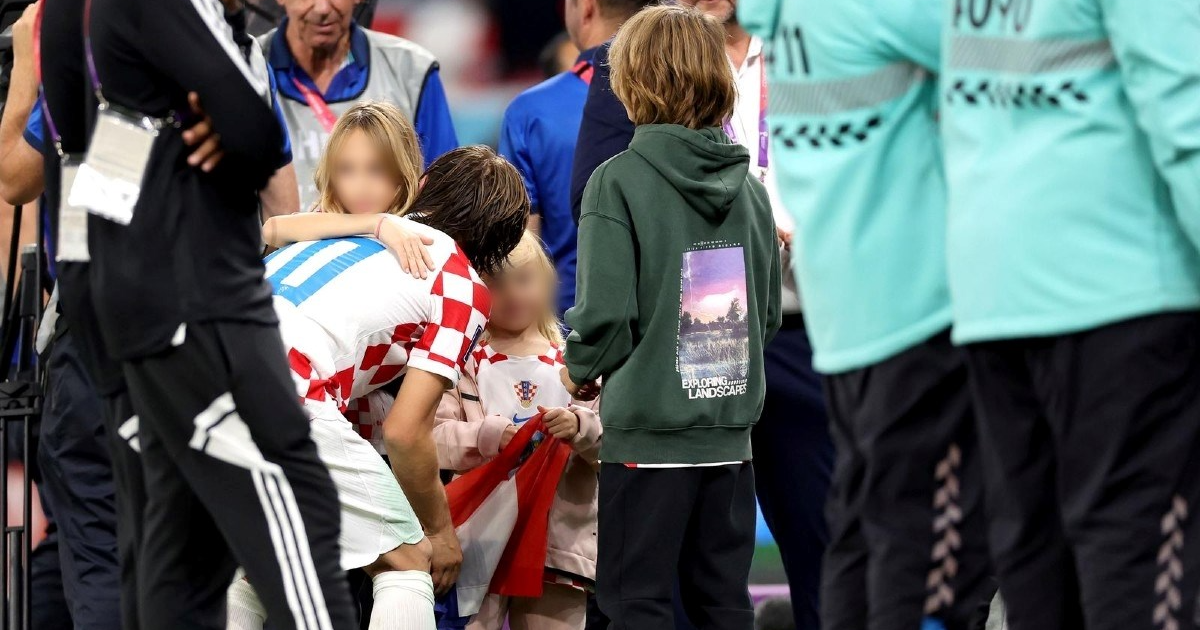 Modrić nakon utakmice potrčao djeci u zagrljaj