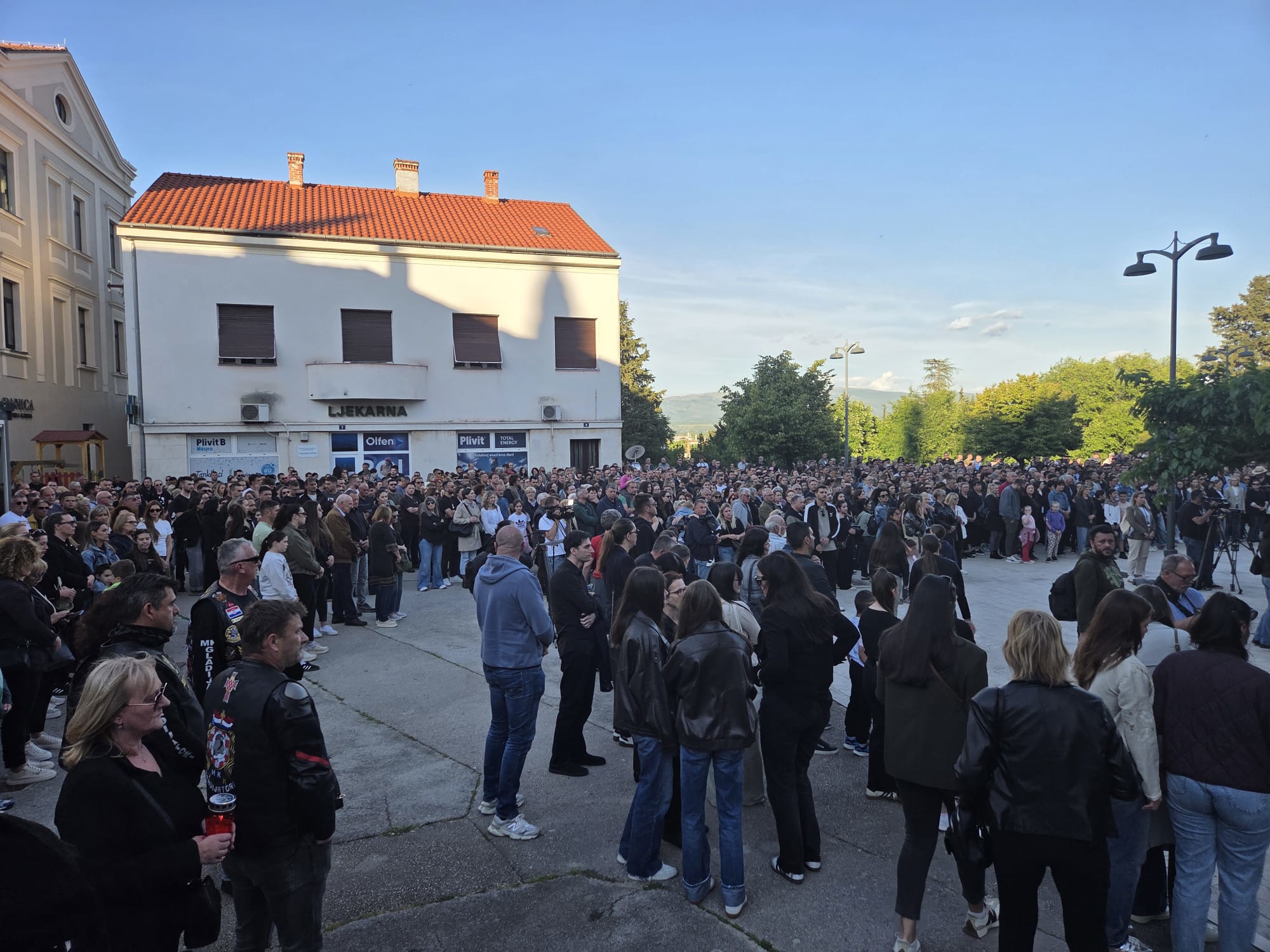 Ljudi se okupljaju, uskoro kreće posvjed. Drniš je u tišini za ubijenog Luku