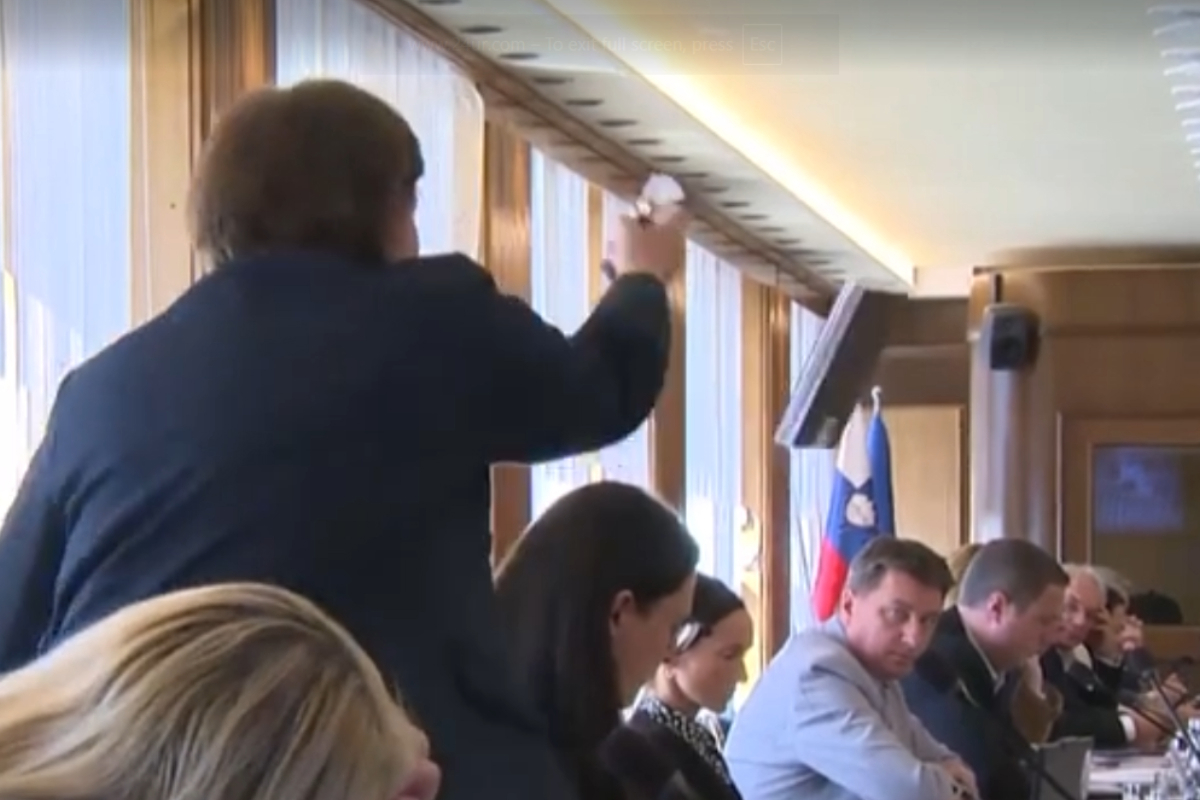 Slovenska zastupnica u parlamentu bacila poslovnik na kolege: 'Ovo je državni udar'