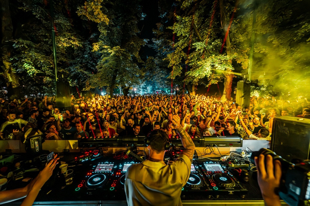 Bend poznat po eksplozivnim koncertima dolazi u susjedstvo. Donosimo sve detalje