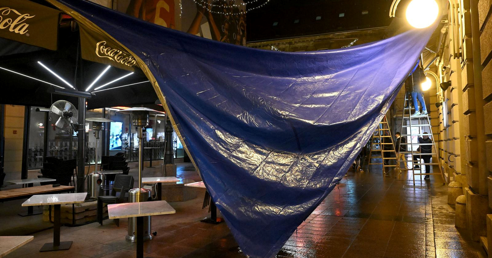 VIDEO Zagrepčani stol za Badnjak na špici tražili još ljetos. Dočekat će ih cerade