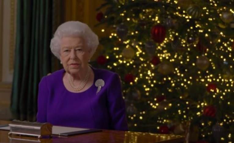 Kraljica Elizabeta sada na radnom stolu ima sliku samo jednog princa