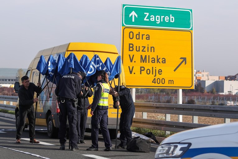 Na autocesti kod Zagreba umro poštar. Zaustavio je kombi, izašao i srušio se