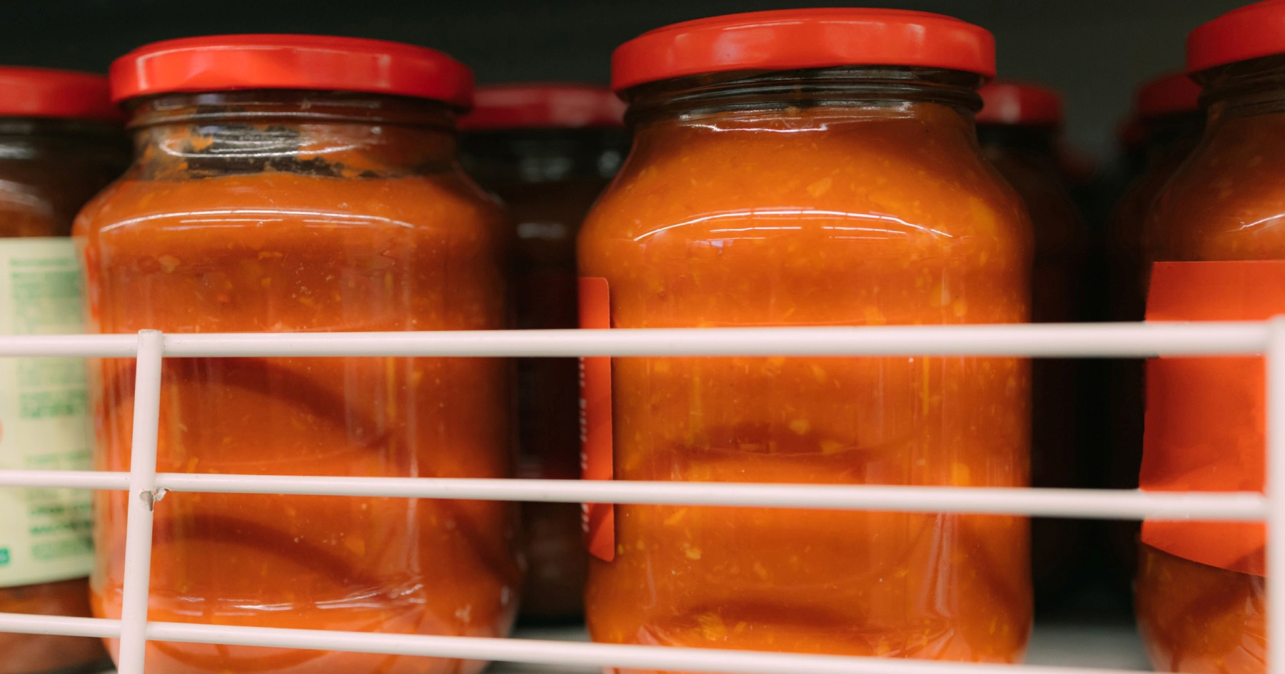 Zašto neki ljudi otvorene staklenke umaka okreću naopako? Genijalno je