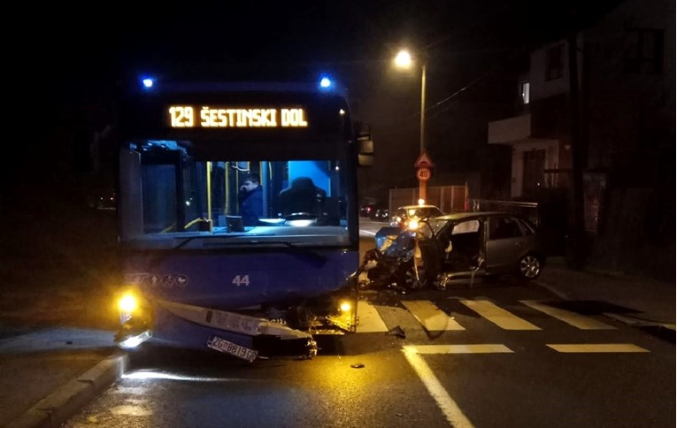 FOTO Sudar ZET-ovog autobusa i automobila, i bus i auto su skršeni