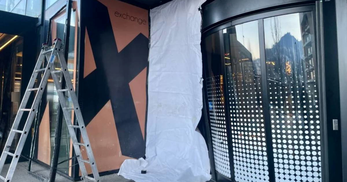 Autom se zabili u ulaz trgovačkog centra u Sarajevu pa pobjegli, a vozilo ostavili