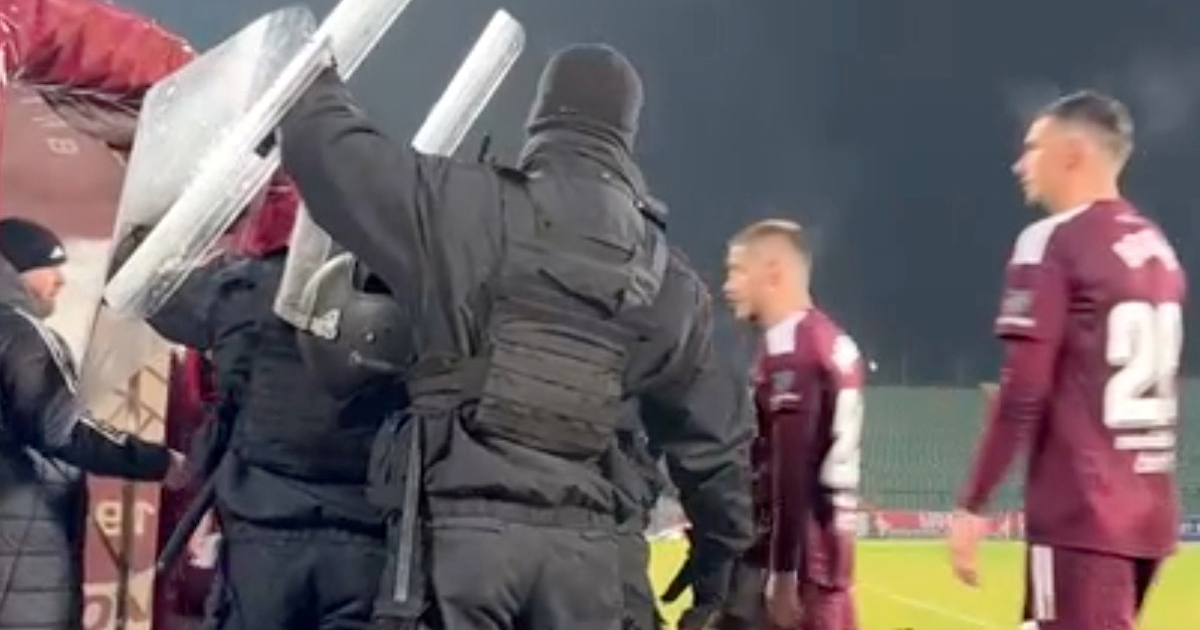 VIDEO Navijači Sarajeva nakon kiksa grudama gađali igrače. Morala ih čuvati policija