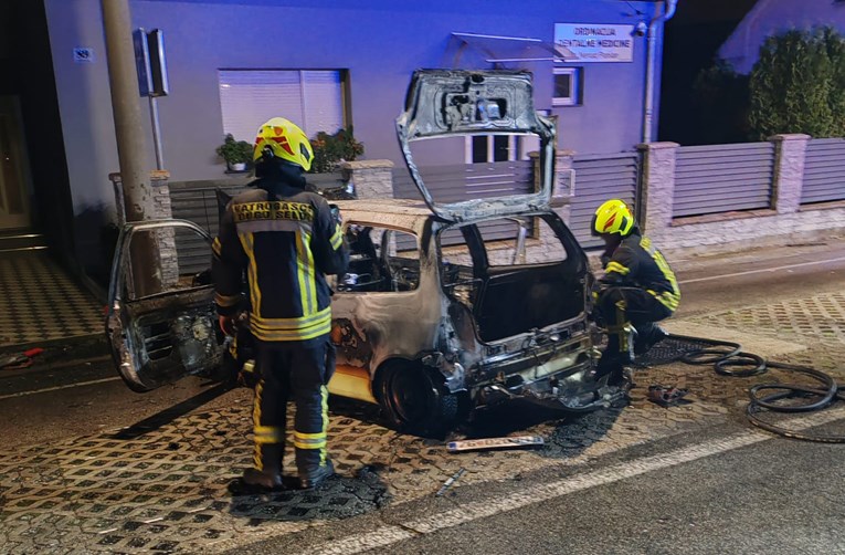 Sletio na nogostup, naletio na stablo i stup, auto se zapalio i izgorio