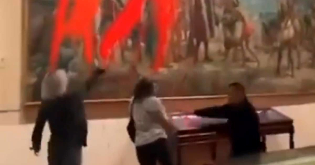 VIDEO Aktivistice u muzeju u Madridu bacale boju na sliku Kolumba, dotrčao zaštitar