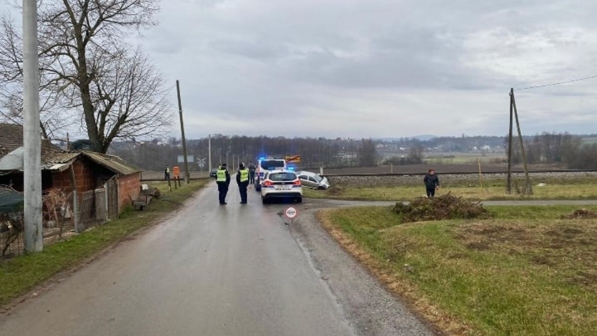 FOTO Vlak naletio na auto kod Požege, žena završila u bolnici