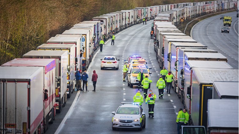 Tisuće kamiona napokon odlaze iz Britanije nakon što su vozači testirani na koronu