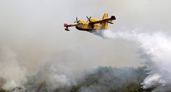 Već treći dan gori na padinama Mosora, vatrogascima pomažu dva kanadera i Air Tractor