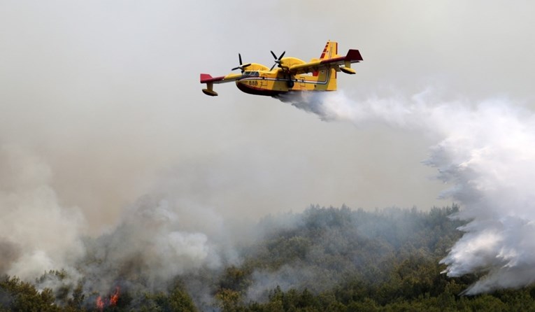 Već treći dan gori na padinama Mosora, vatrogascima pomažu dva kanadera i Air Tractor