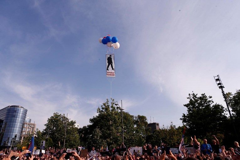 FOTO Prosvjednici u zrak pustili balone s Vučićevim likom i natpisom "Odlazi"
