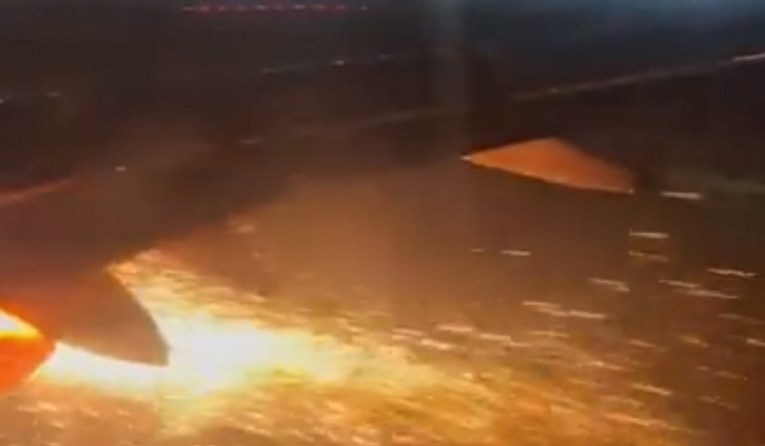 VIDEO Zapalio se motor na avionu u Indiji: "Putnici su se molili"