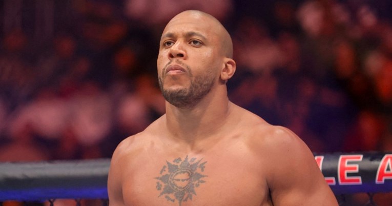 Upiknuo Aspinalla u oko pa emotivno poručio: Oprostite mi