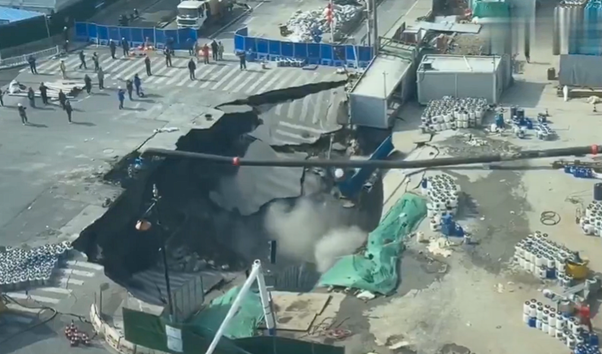 VIDEO Na jednoj od najprometnijih cesta u Šangaju se otvorila golema rupa