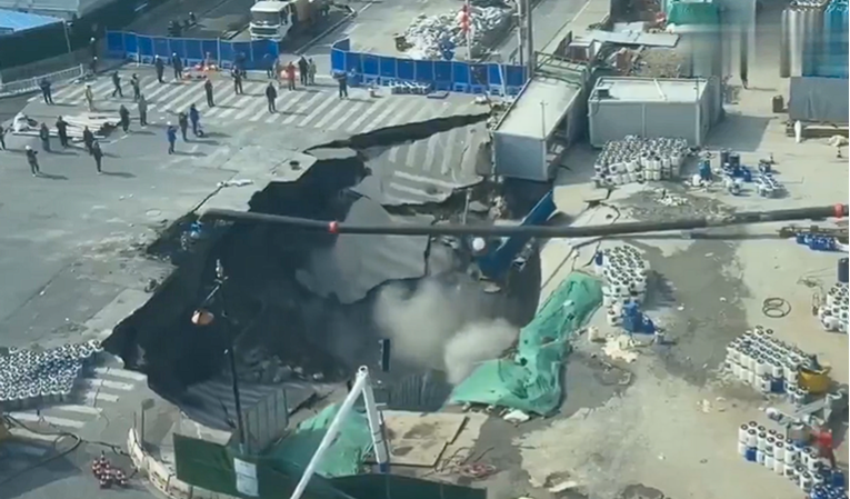 VIDEO Na jednoj od najprometnijih cesta u Šangaju se otvorila golema rupa