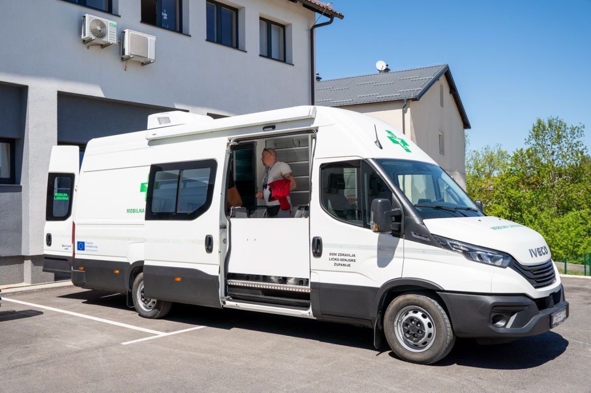 FOTO Gospić dobio mobilnu ljekarnu, prilagođeni auto-kamper