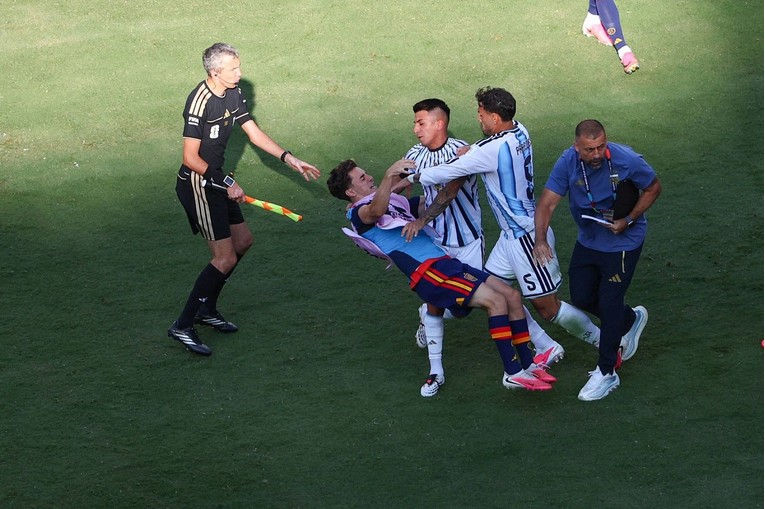 Argentinci su ga tukli i bacali na pod: Ne želim da ih se suspendira. To je nogomet