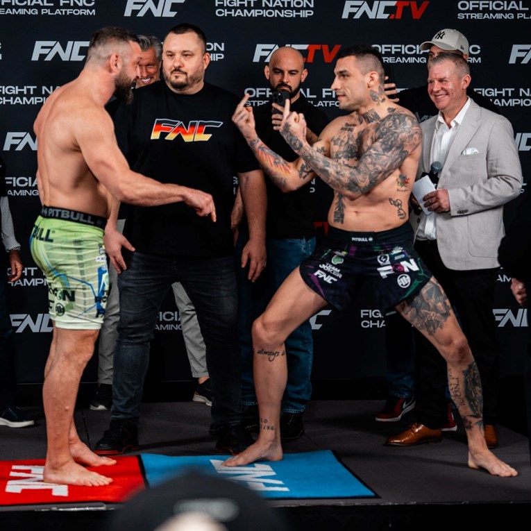 UŽIVO Hrvatski borac izgubio gušenjem u prvoj rundi. Publika zviždala pobjedniku