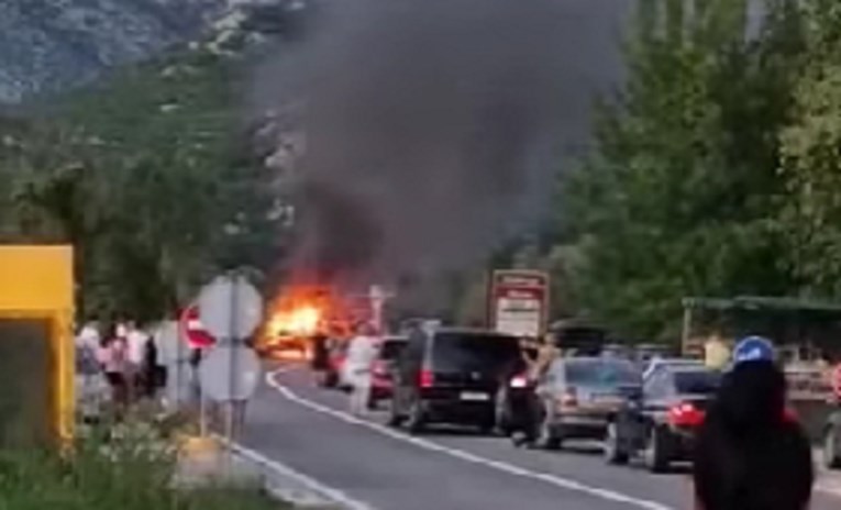 VIDEO Zapalio se auto kod Opuzena, eksplodirao plin, ozlijeđen vatrogasac