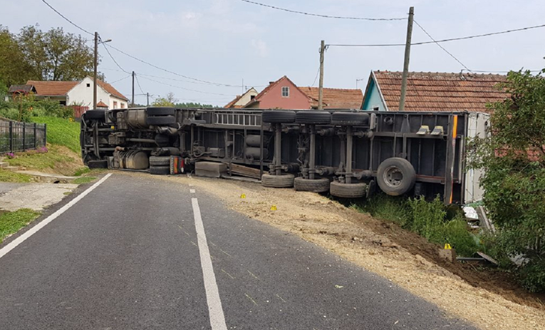 VIDEO Na cesti između Koprivnice i Križevaca sletio kamion, nema ozlijeđenih