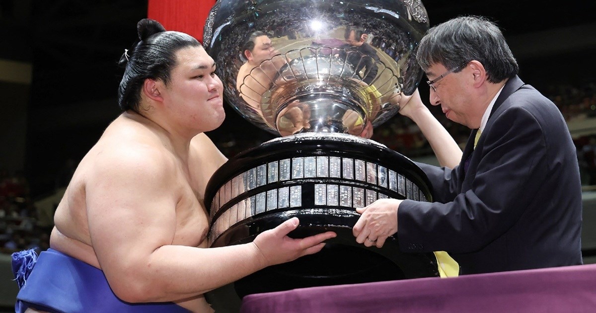 Ima 193 cm i 191 kg. Prvi je Japanac sa statusom yokozune u zadnjih sedam godina