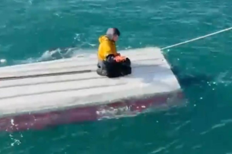 VIDEO Dječaka pronašli u Beringovu moru. Skoro tri dana je plutao na prevrnutom čamcu