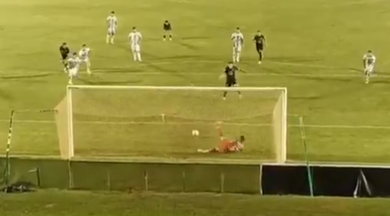 VIDEO Najbizarniji gol sezone. Promašio penal pa zabio na nevjerojatan način