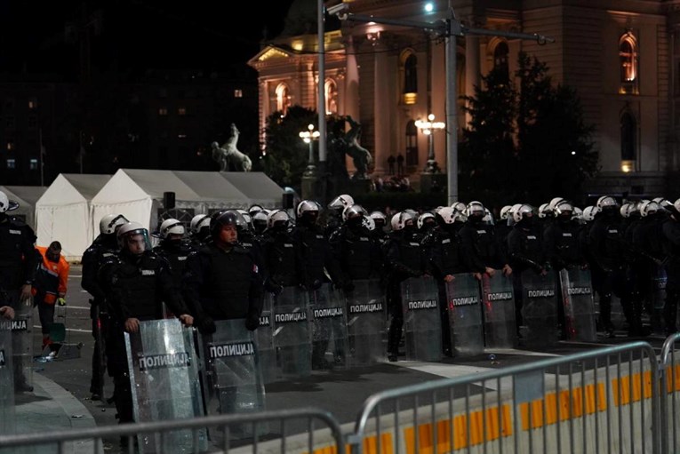 Oteta nakon prosvjeda u Beogradu: "Maskirani muškarci su me gazili u Ćacilendu" 