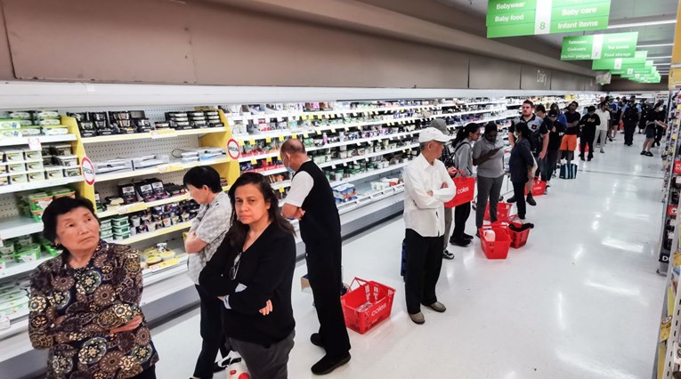 Kako spriječiti ljude da gomilaju zalihe? Britanija je već uvela mjere