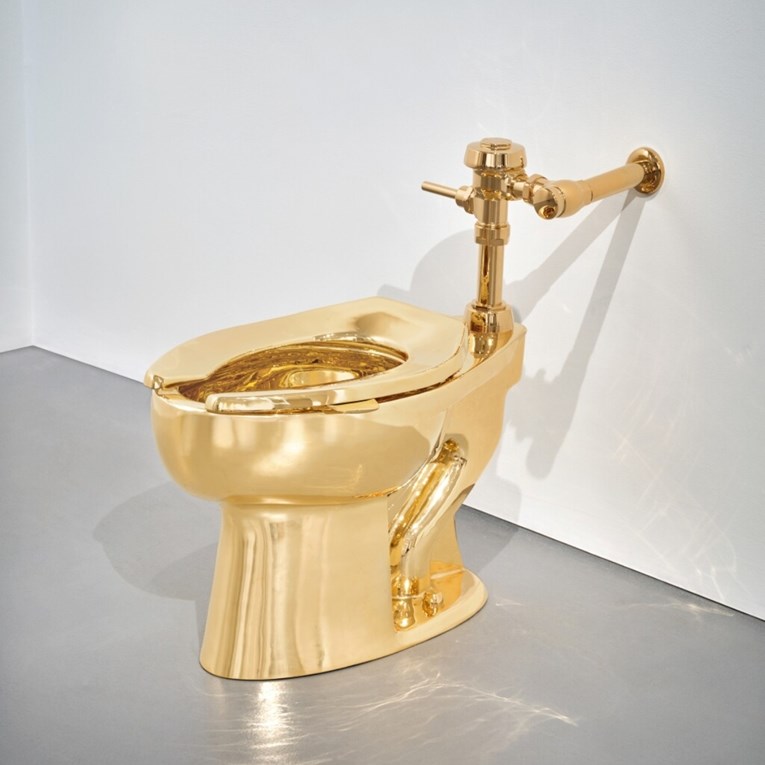 Umjetnik koji je "zalijepio bananu" na zid sada prodaje zlatni WC