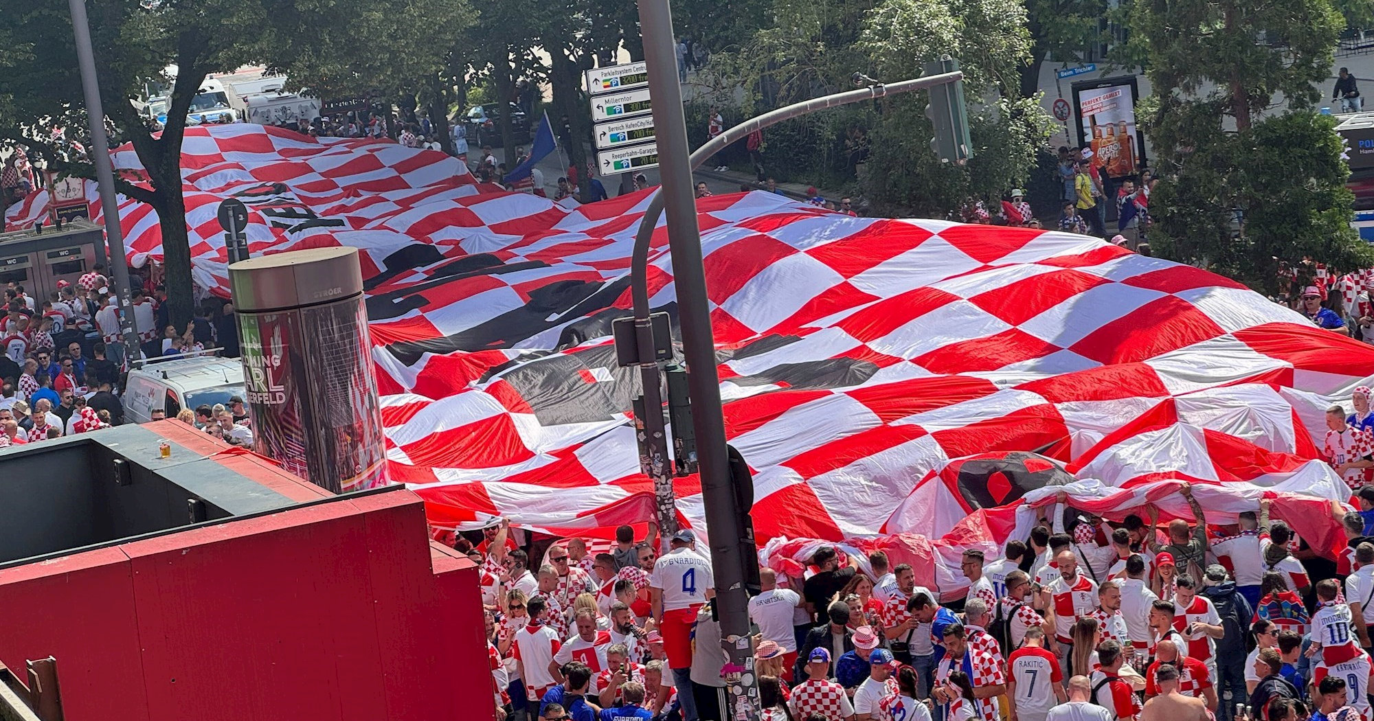 VIDEO U gradu razvučena najveća hrvatska zastava