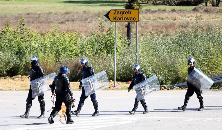 Policajci u pritvoru u Karlovcu, jedan je ozlijedio migranta, drugi to nije prijavio