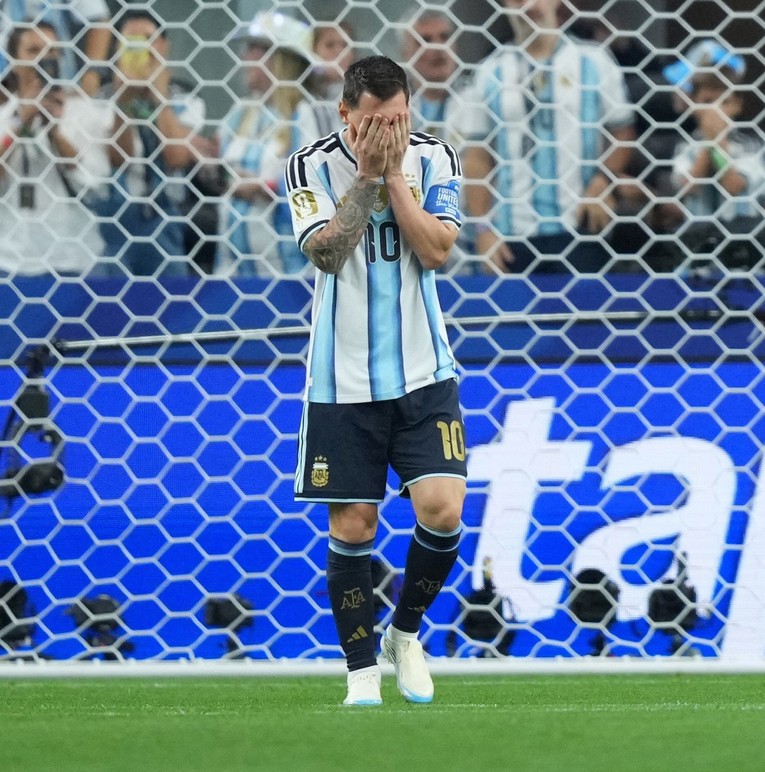 VIDEO Messi iz penala promašio cijeli gol