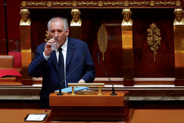 Pala francuska vlada. Macron sad ima tri opcije