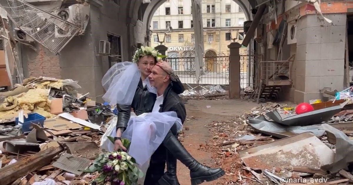 Ukrajinski par se vjenčao i napravio svadbene fotografije usred ruševina Harkiva