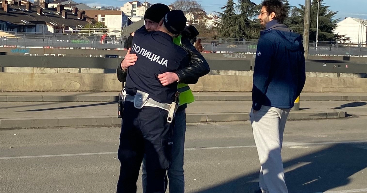 Snažna fotka iz Beograda: Policajac zagrlio studenta prosvjednika