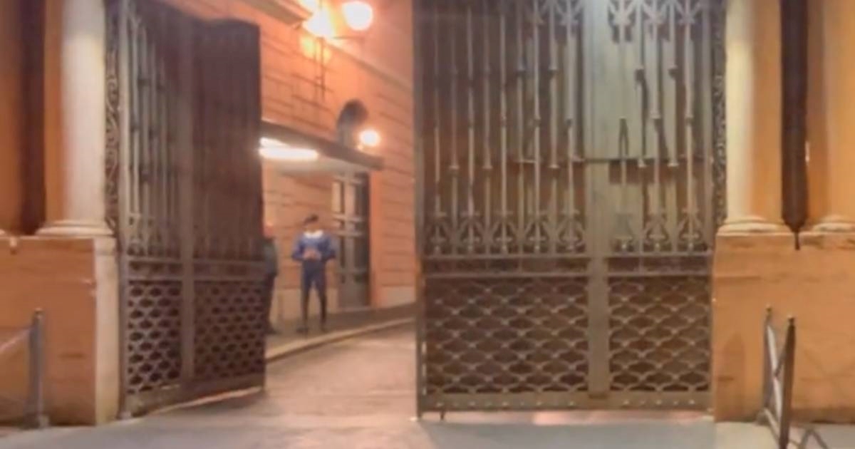 Čovjek autom uletio kroz vrata Vatikana, zaustavila ga policija