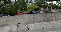 Žena pala sa zida visokog 4 metra pred domom zdravlja u Omišu i poginula