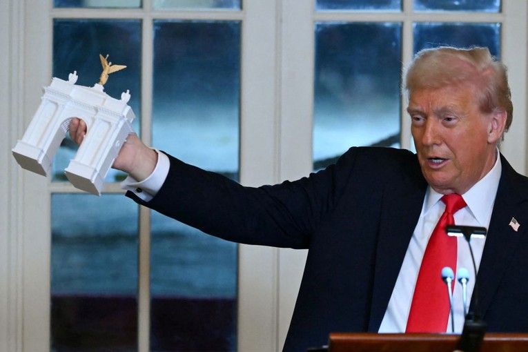 Trump gradi 76m visok slavoluk u Washingtonu. Nema odobrenje ni dozvole