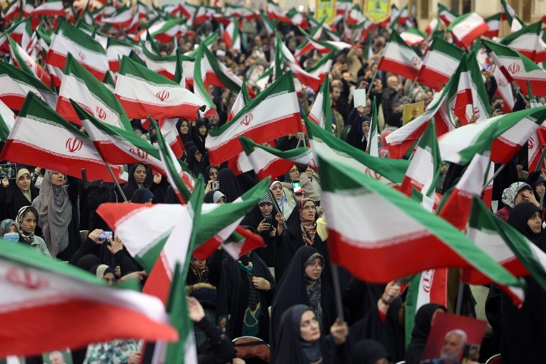 Nakon što je pogođena zgrada dok su birali vrhovnog vođu Irana, sada to rade online