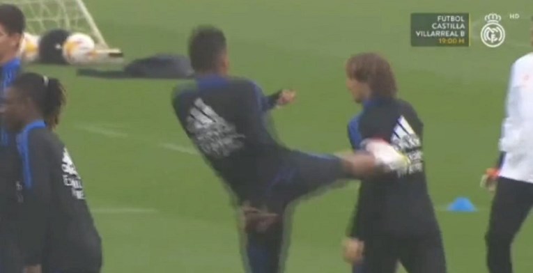Casemiro gurnuo Modrića, pa ga udario nogom u leđa. Pogledajte incident