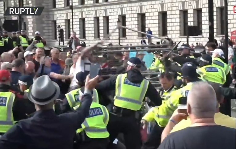 VIDEO Neredi u Londonu, nogometni navijači napali protivnike Brexita i policiju