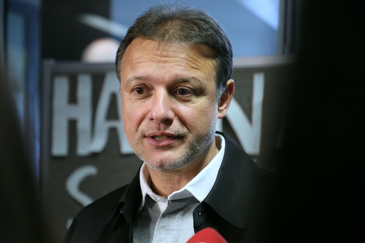 Njonjo vam svima želi sretnu novu godinu, želi da više promišljate