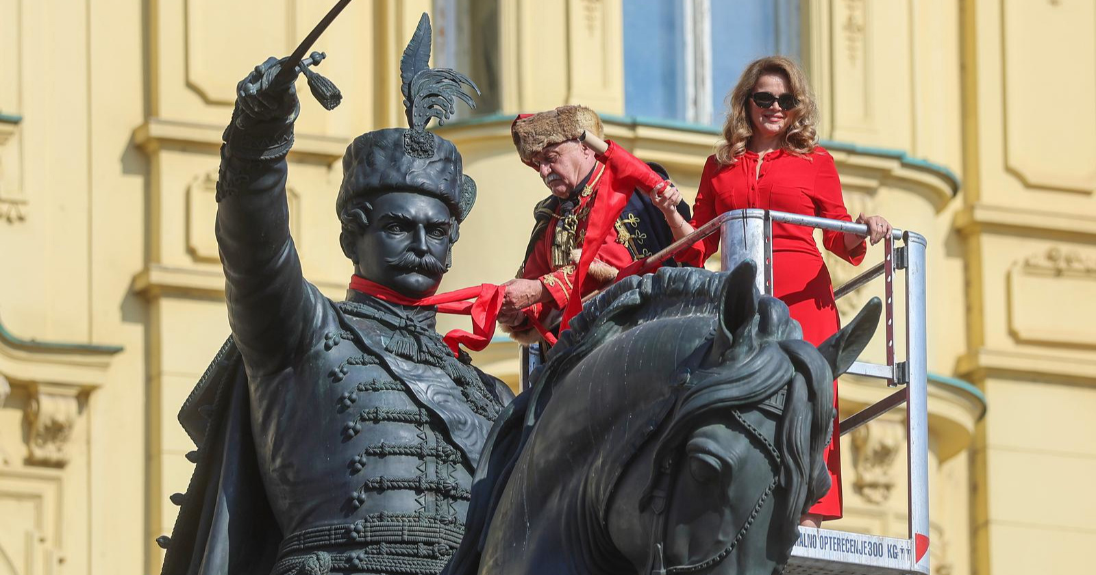 FOTO Zašto je ban Jelačić danas dobio crvenu kravatu?