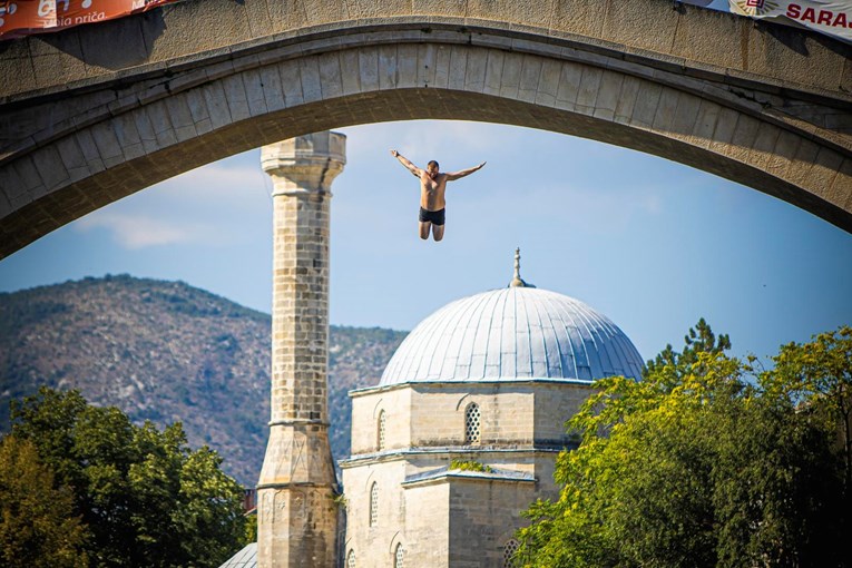 Održani 458. tradicionalni skokovi sa Starog mosta u Mostaru, evo kako je izgledalo