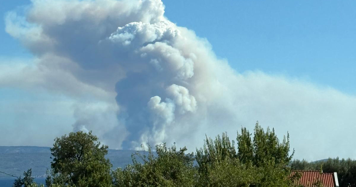 I dalje gori na Braču: Više od 170 vatrogasaca na terenu, sanacija će trajati do kiše